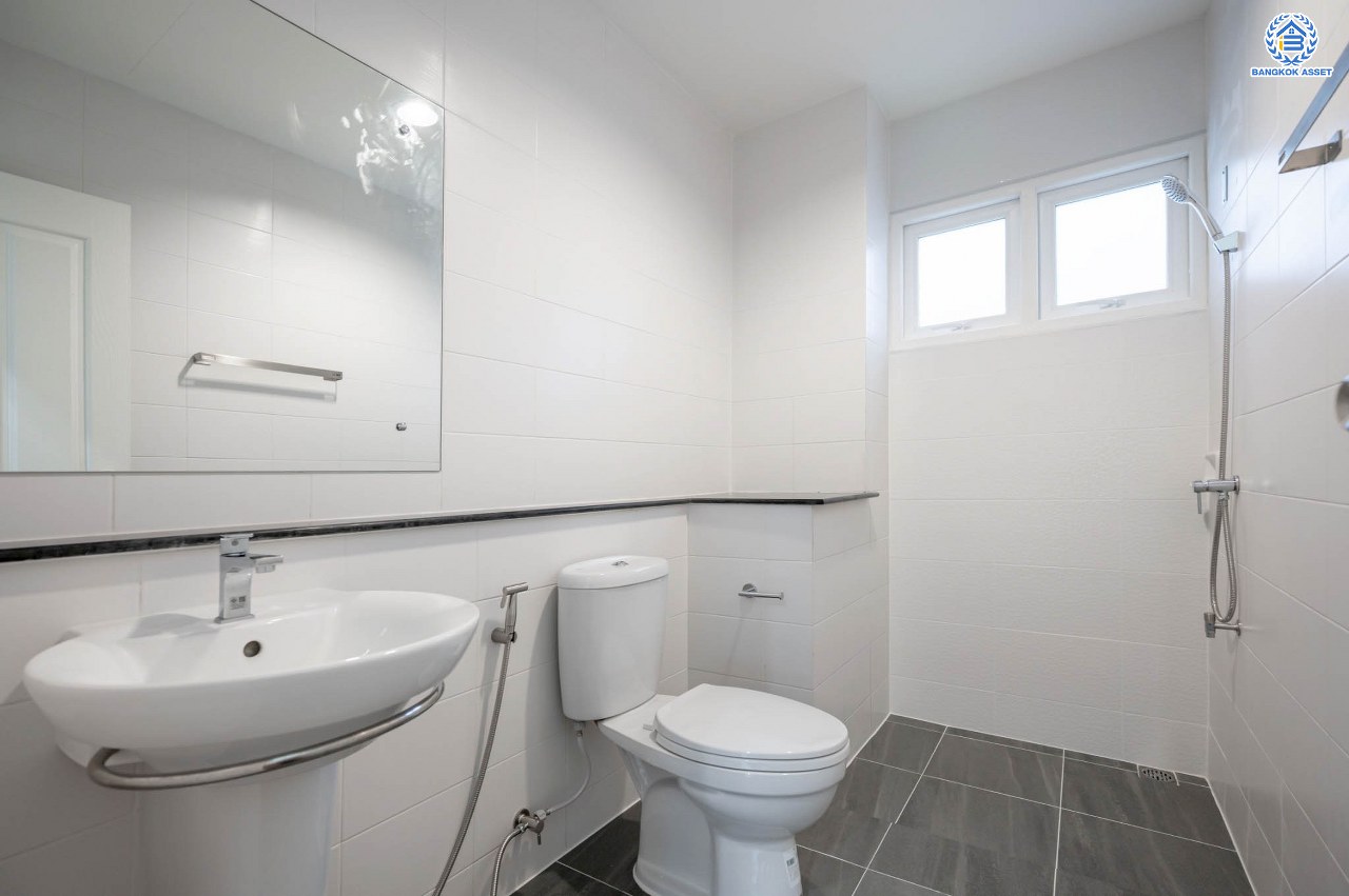 บ้านมือสองตกแต่งใหม่ โครงการ เพอร์เฟคเพลส ราชพฤกษ์ หลังมุม! รองรับทุกการใช้งาน บนเนื้อที่กว้างถึง 61.8 ตร.ว. พื้นที่ใช้สอย 198 ตร.ม. พร้อมฟังก์ชัน 3 ห้องนอน 3 ห้องน้ำ จอดรถได้ 2 คัน บ้านคุณภาพดี บนทำเลติดถนนราชพฤกษ์ เชื่อมต่อถนนรัตนาธิเบศร์ ใกล้รถไฟฟ้าสายสีม่วง “สถานีบางรักน้อยท่าอิฐ” จุดขึ้นทางด่วน "กาญจนาภิเษก" และเซ็นทรัลรัตนาธิเบศร์